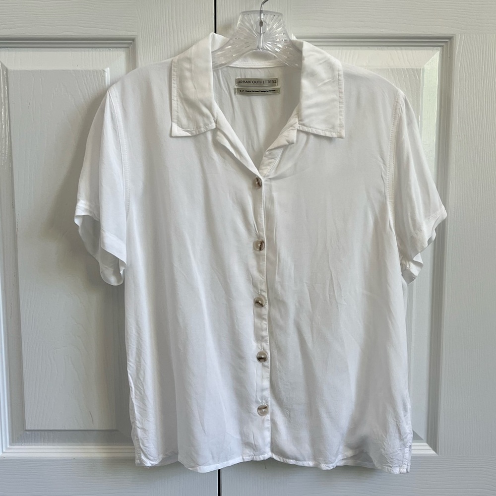 BDG/Urban Outfitters white short sleeve button down top